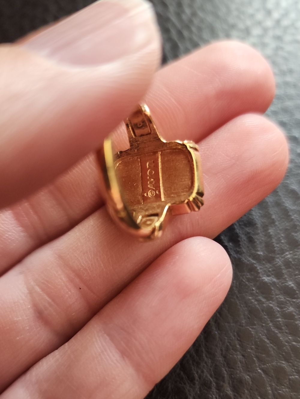 VTG Avon Gold Tone Ring with Large Black Rectangular Stone- Size 7.5 - Picture 7 of 9